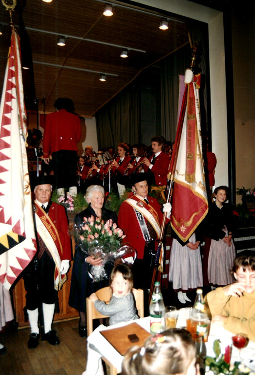 Musikverein A Lochau FAHNENJUBIL__UM im Jahr 1990 FAHNENPATIN mit F__HNRICHE Bericht M__rz 2022.jpg