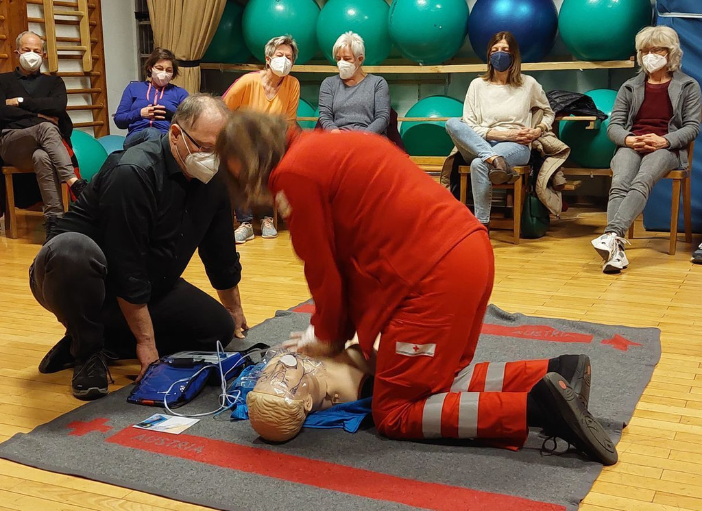 Auch mit einem Defigera__t ist Herzmassage unerla__sslich.jpg