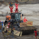 Aktivisten blockieren Stadtstraßen-Baustelle