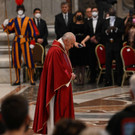 Papst Franziskus bei der Karfreitagliturgie im Petersdom in Rom