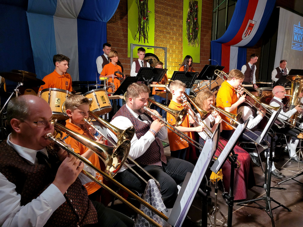 Musikverein FR__HLINGSKONZERT B Klangk__rper mit JUGEND 23-04-2022 _13_.jpg
