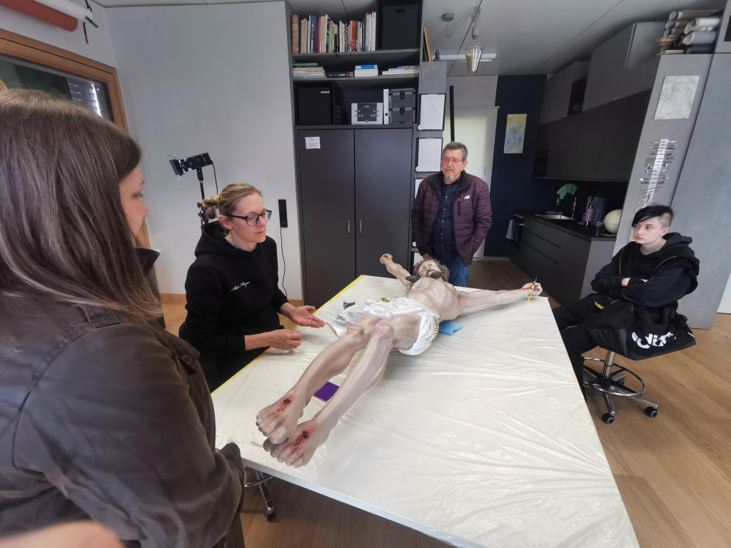 Jesus_restauration _4_-Rebecca _von hinten_ Nicole Mayer_ Herbert Rella und Eren.jpg