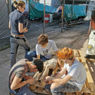 Jesus_restauration _6_-Jugendliche von Job Ahoi arbeiten an der Christusfigur_ Restauratorin Nicole Mayer u__berwacht die Ar.jpg