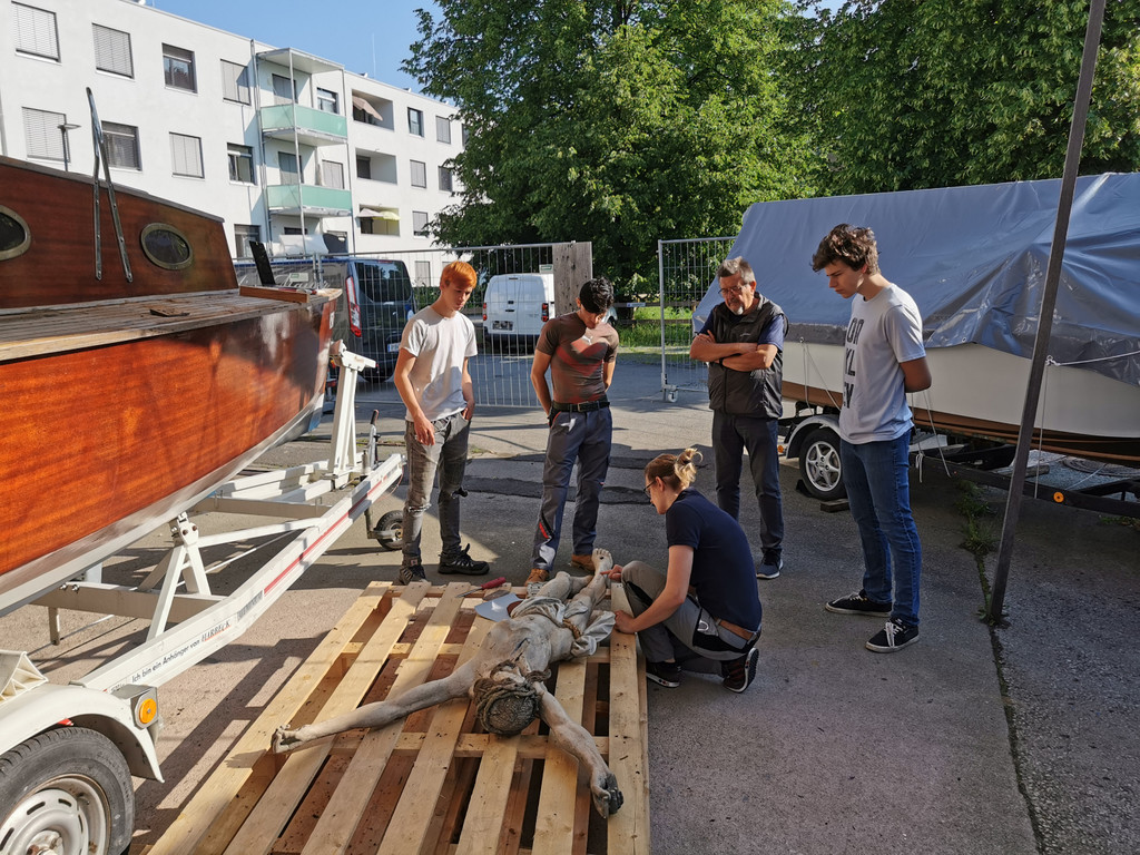 Jesus_restauration _7_-Restauratorin Nicole Mayer mit Herbert Rella _2_vr_ und Jugendlichen von Job Ahoi.jpg