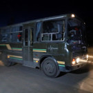 Busse mit ukrainischen Soldaten verlassen Asow-Stahlwerk in Mariupol