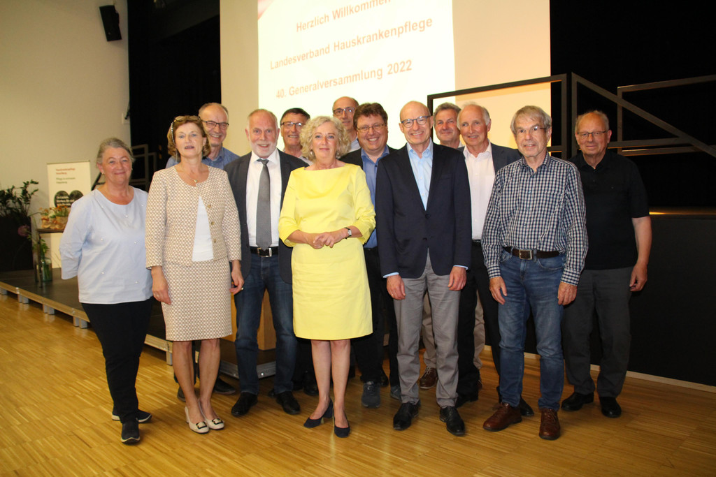 IMG_1721 Neugewaehlter Vorstand Hauskrankenpflege mit Gesundheits Landesraetin Katharina Wiesflecker.JPG