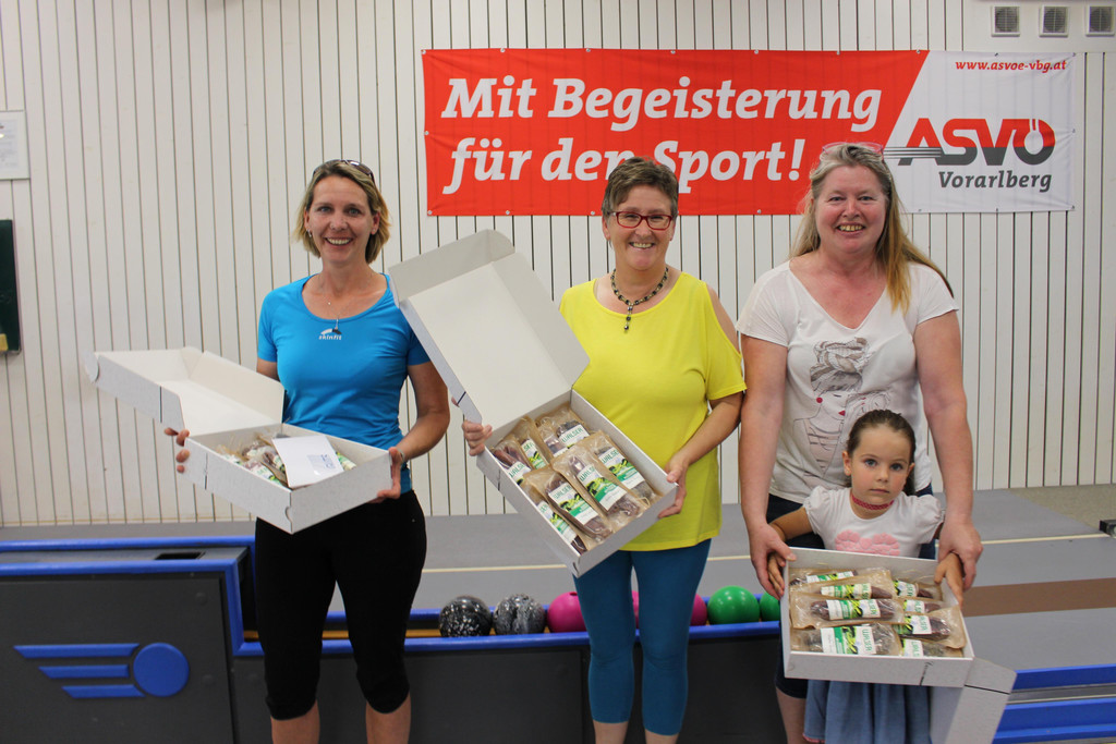 K_22_Doppelseite mit Bildern Ortsvereinskegeln10.JPG