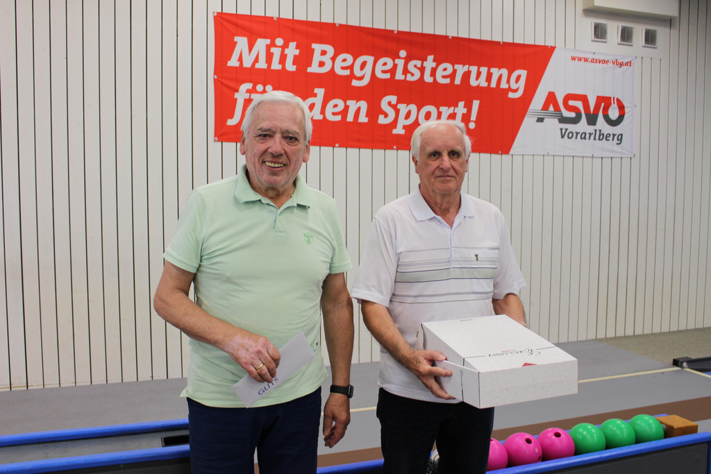K_22_Doppelseite mit Bildern Ortsvereinskegeln11.JPG