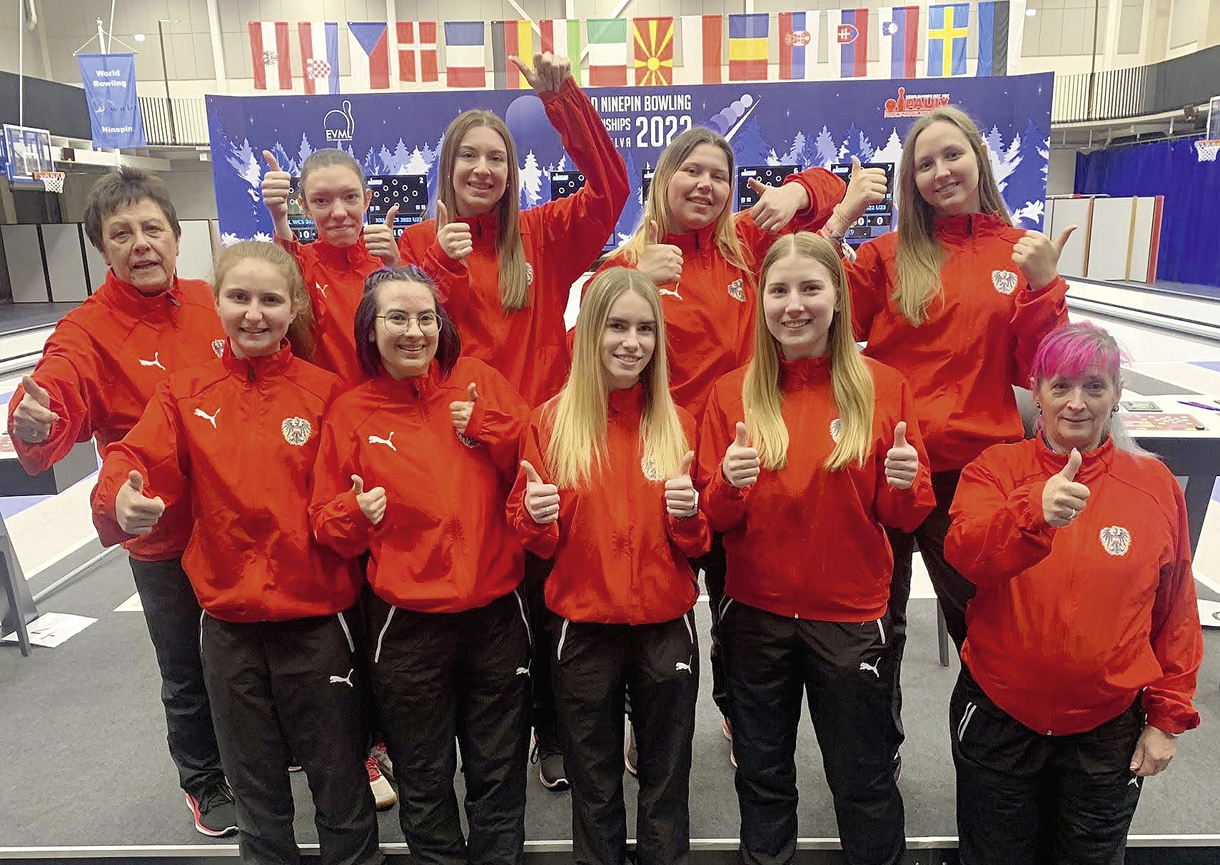 Damenmannschaft mit Betreuerinnen.jpg