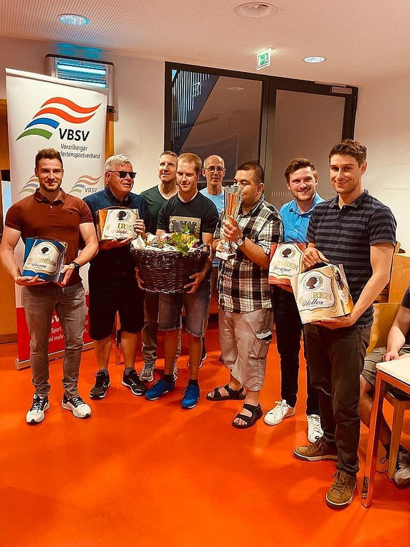 Foto Siegerehrung mit Sieger Mol.jpg