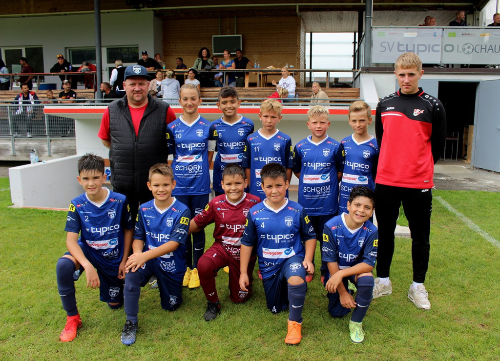 Lochau VOL Fu__ball Nachwuchsleiter RENOTH Abschied NEU U 11 TEAM Mai 2022.JPG