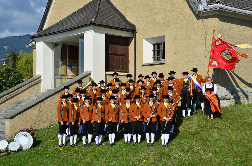 Gruppenfoto Kirche seitlich_7.JPG
