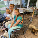 Liliya und ihre Töchter mit Hunden