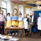 Ukrainer Senioren backen in der Vollpension