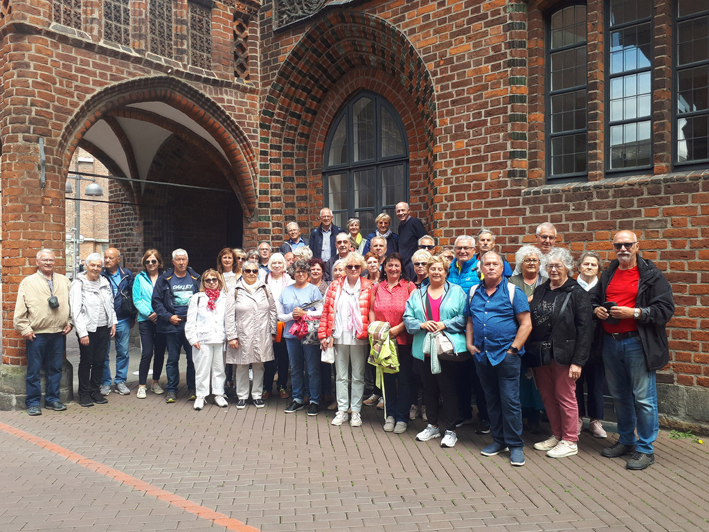 01_ Gruppe in Hannover vor altem Rathaus.jpg