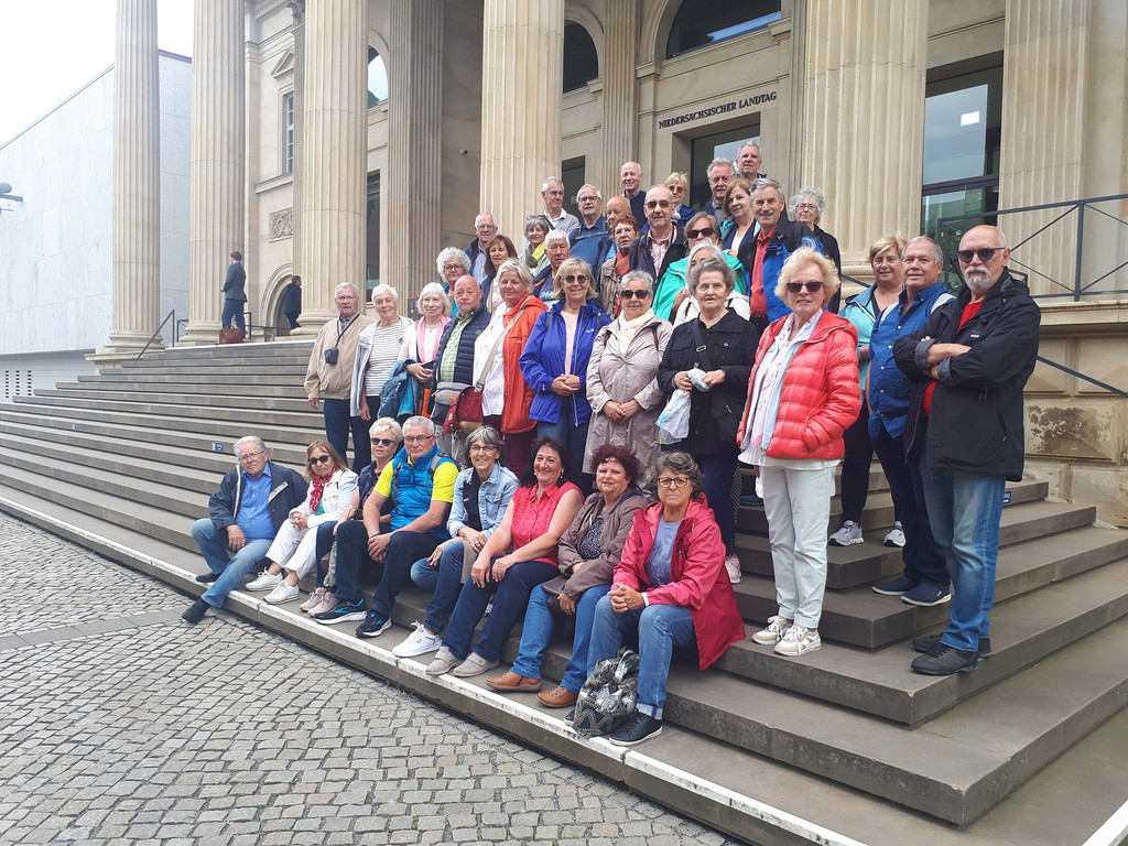 Gruppe vor Landtag Niedersachsen in Hannover.jpg