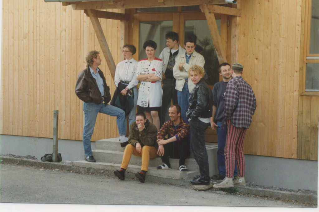 Das Team vor dem Clubhaus C2.jpg