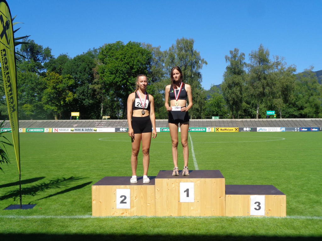 DSC04811 JOLIEN Sieger Hoch.JPG