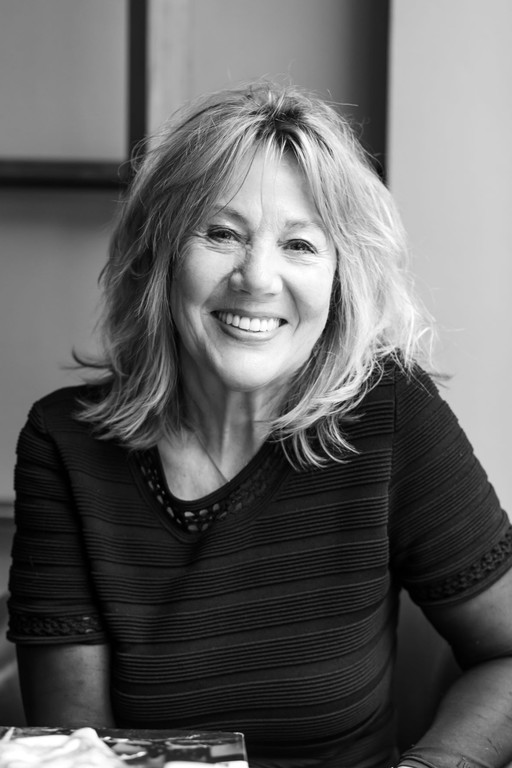 Evelyn Brandt_Portr__t_lachend_schw.JPG