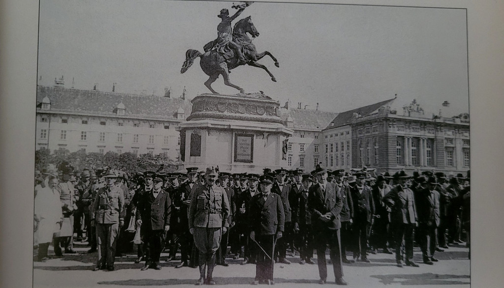Musikverein Lochau in Wien FOTO 1934 mit Bgm Mangold Archiv Bericht Juni 2022 _2_ SCAN.jpg