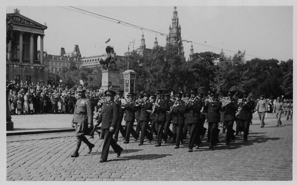 Musikverein Lochau in Wien FOTO 1934 Aufmarsch mit Bgm Mangold Archiv Bericht Juni 2022 _2_.jpg