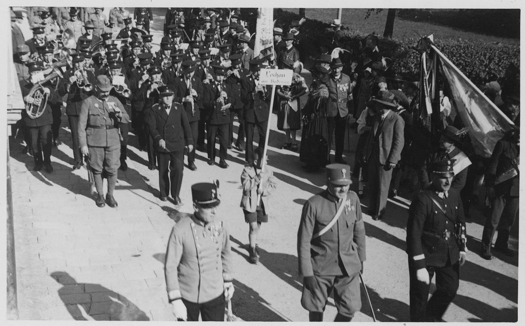Musikverein Lochau in Wien FOTO 1934 Aufmarsch mit Bgm Mangold Archiv Bericht Juni 2022 _1_.jpg