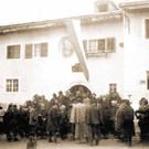 11-Oktober-1897_Ankunft-der-Festg__ste-im-Gasthof-zur-Post__c_Stadtarchiv-Dornbirn.jpg