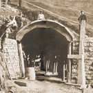 Johann-Bertolini-1896-auf-der-Baustelle-links-auf-der-Leiter__c_-Familie-Bertolini.jpg
