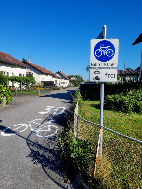Verkehr NEU C TAFELN und MARKIERUNGEN auf Stra__en 08-08-2022 _10_.jpg