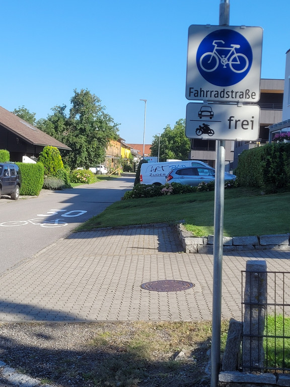 Verkehr NEU C TAFELN und MARKIERUNGEN auf Stra__en 08-08-2022 _11_.jpg