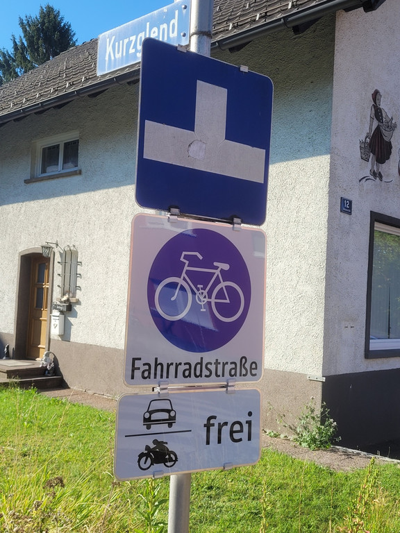 Verkehr NEU C TAFELN und MARKIERUNGEN auf Stra__en 08-08-2022 _13_.jpg