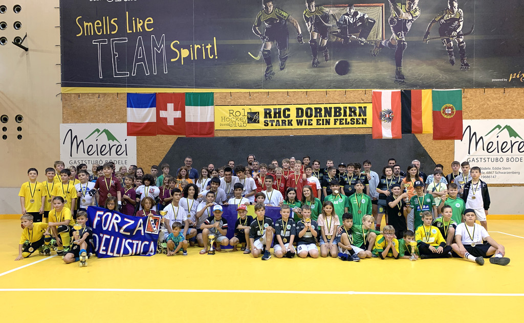 2_Teamfoto_alle.jpg