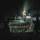 Lobau-Aktivisten ketten sich an Zuggleise