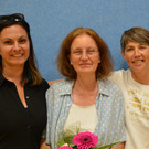 Im Zuge der Ehrung (v.l.): Nina Rainalter mit Barbara Schmid und Ramona Greussing.