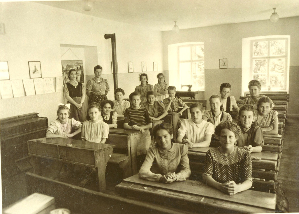 Volksschule Lochau 1948 KLASSE 6 M__dchen LP Anna Sinz FOTO.jpg