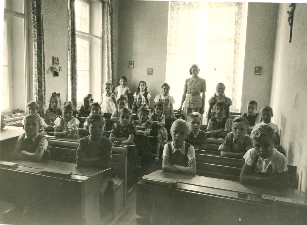 Volksschule Lochau 1949 KLASSE 2 FOTO.jpg