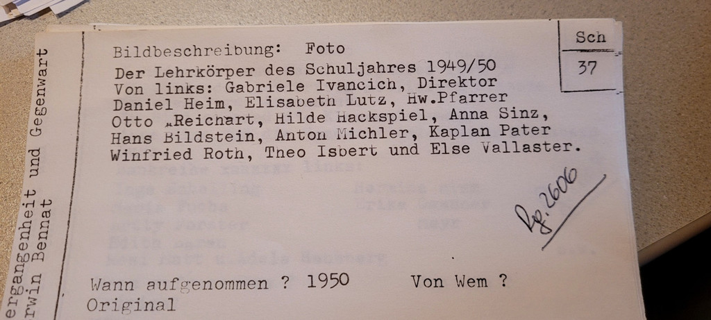 Volksschule Lochau 1949 LEHRPERSONEN Namen Zettel.jpg