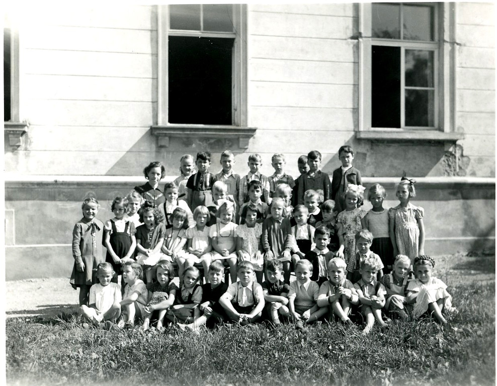 Volksschule Lochau 1951 Klasse 1 LP Anna Sinz FOTO.jpg