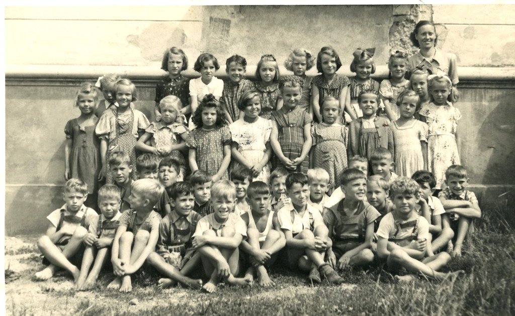 Volksschule Lochau 1952 KLASSE 2 LP Gabriele Ivancich FOTO.jpg