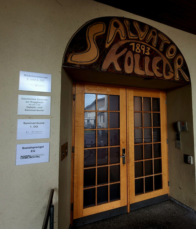 Geistliches Zentrum am Ruggbach NEU D Eingang mit SCHILDER 25-09-2022 _1_.jpg