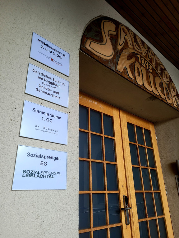 Geistliches Zentrum am Ruggbach NEU D Eingang mit SCHILDER 25-09-2022 _3_.jpg