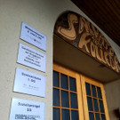 Geistliches Zentrum am Ruggbach NEU D Eingang mit SCHILDER 25-09-2022 _3_.jpg