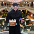Gilles Guillot mit Cheesecake_Credit Katharina Schiffl.jpg