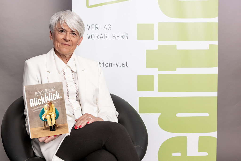 Lisbeth Bischoff_Portrait mit Buch Verlagslogo___Patrick Steiner.jpg