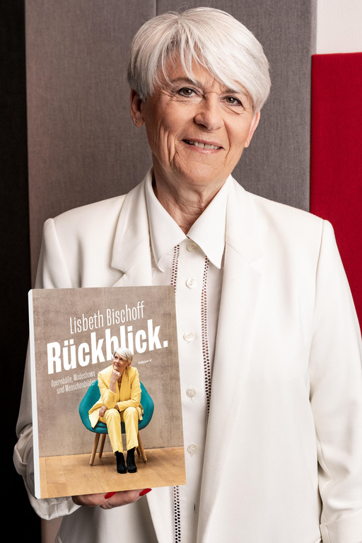 Lisbeth Bischoff_Portrait mit Buch_HF___Patrick Steiner.jpg