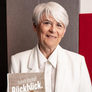 Lisbeth Bischoff_Portrait mit Buch_HF___Patrick Steiner.jpg