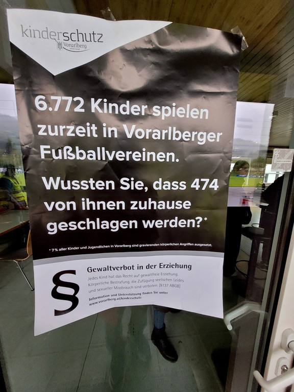 SVL AKTION GEWALTVERBOT in der Erziehung Stadion Hoferfeld 01-10-2022 _1_.jpg