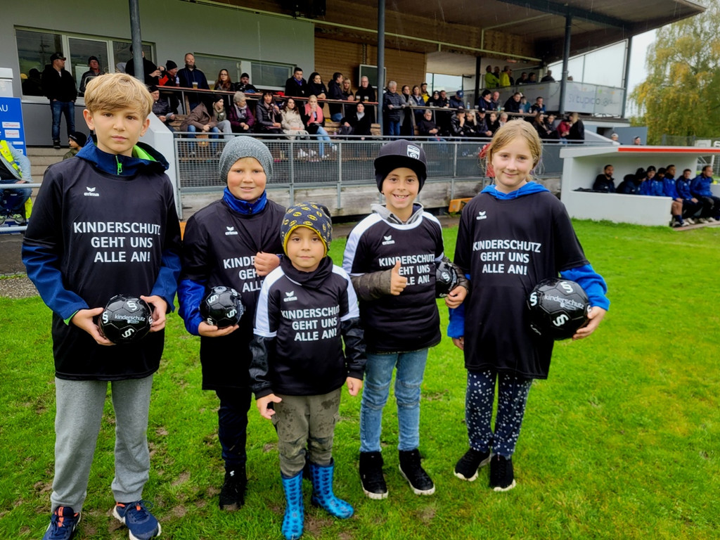SVL AKTION GEWALTVERBOT in der Erziehung Stadion Hoferfeld 01-10-2022 _7_ KINDER.jpg