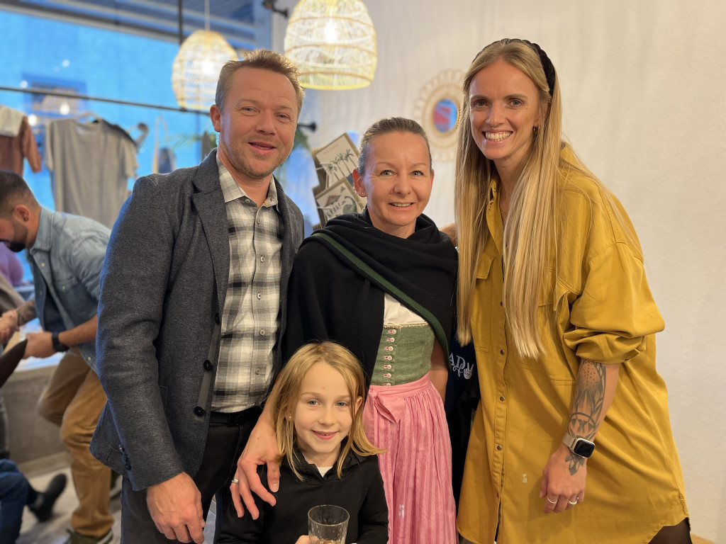 MArtin und Elke Senn mit Ida und Sarah Egg.JPEG