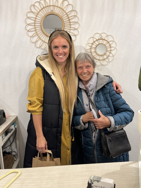 Sarah Egg mit Oma Erika Mangeng.JPEG
